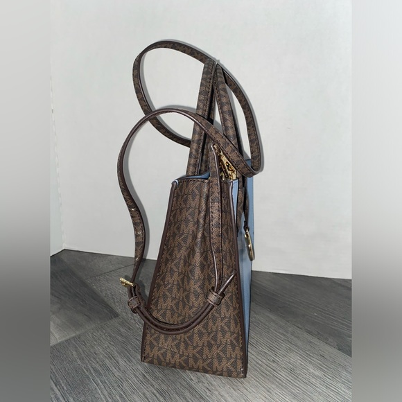 MICHAEL KORS MERCER MEDIUM MESSENGER CROSSBODY BAG CHAMBRAY & BROWN SIGNATURE - Picture 9 of 15